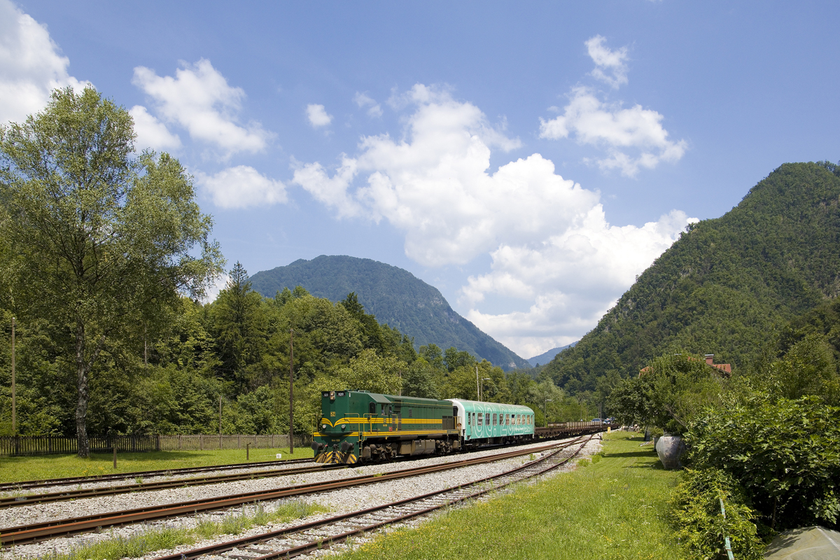 Am 9. Juli 2024 war 644 020 mit dem AVT 857 (Bohinjska Bistrica - Most na Soči) unterwegs. Hier durchfährt der Zug soeben den Bahnhof Grahovo. 