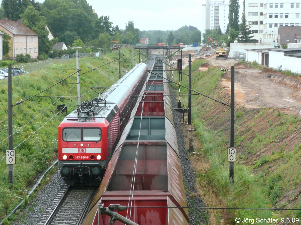 Am 9.6.09 hatten die Arbeiten zum S-Bahn-Ausbau bei Fürth-Unterfarrnbach gerade begonnen. Noch gab es recht viel Grünflächen, als 143 826 mit ihrer RB nach Erlangen einem Güterzug begegnete. 