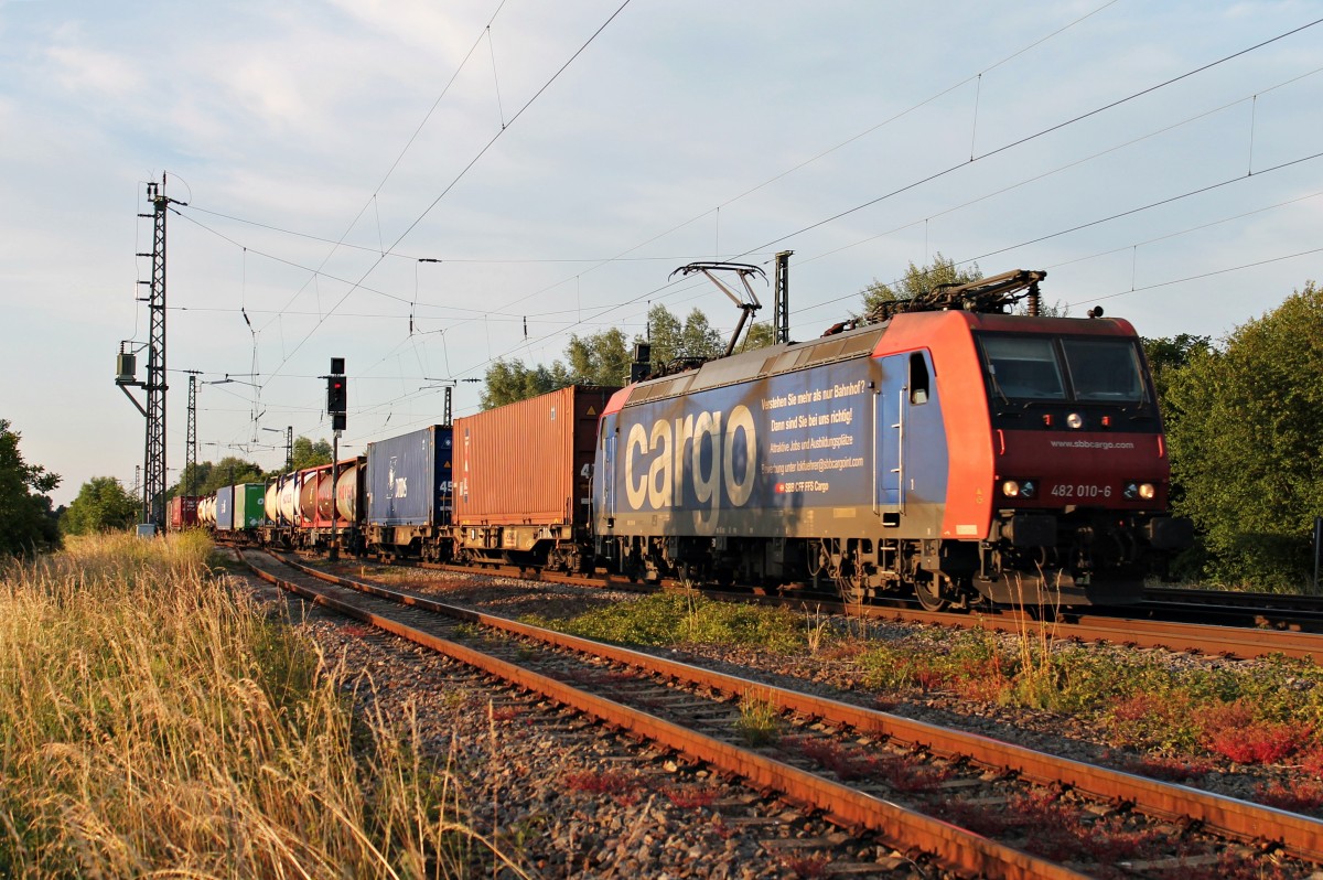 Am Abend des 06.06.2014 fuhr SBB Cargo Re 482 010-6  Verstehen sie mehr als nur Bahnhof?  mit einem Containerzug durch die Bahnhofsanlagen von Orschweier durch.