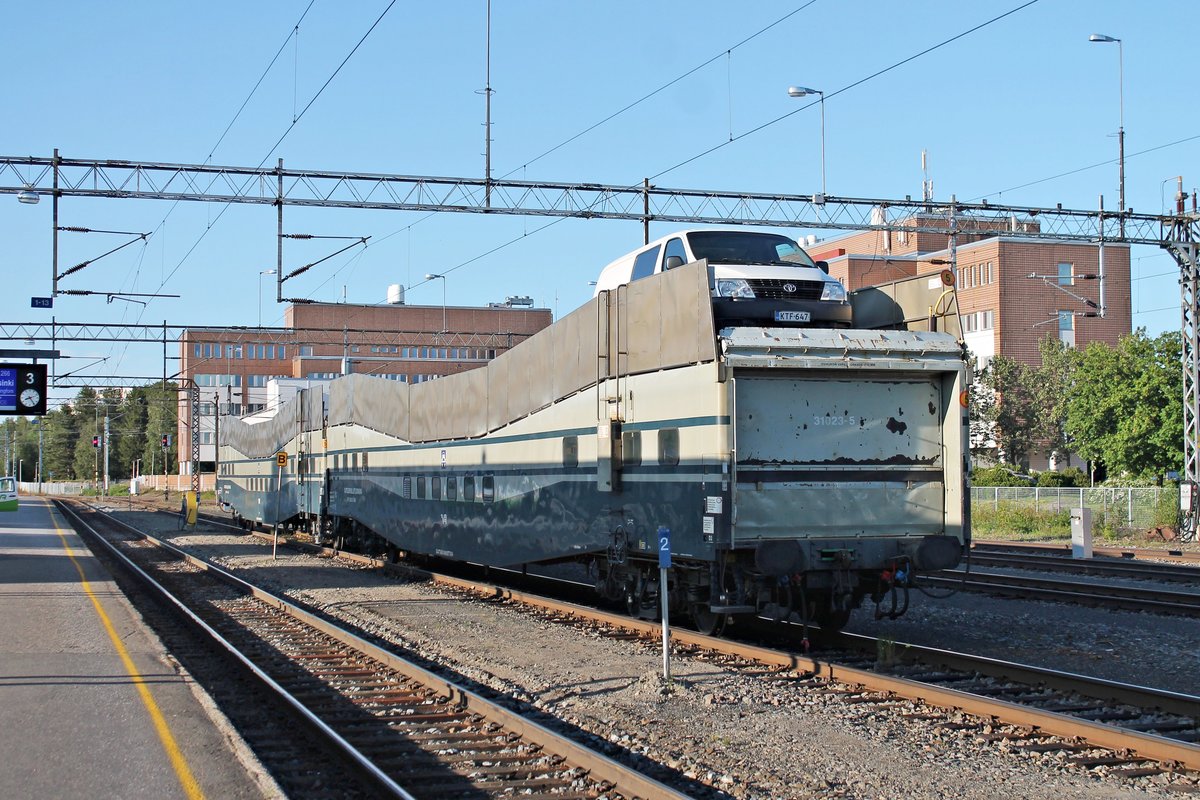 Am Abend des 08.07.2019 standen die zwei Autotransportwagen VR 31023-5 und VR 31034-2 (Bauart Gfot) neben den Bahnsteigen im Bahnhof von Oulu und warteten darauf von der Dv12 2545 an den Nacht-IC 266 (Rovaniemi - Helsinki) rangiert zu werden.