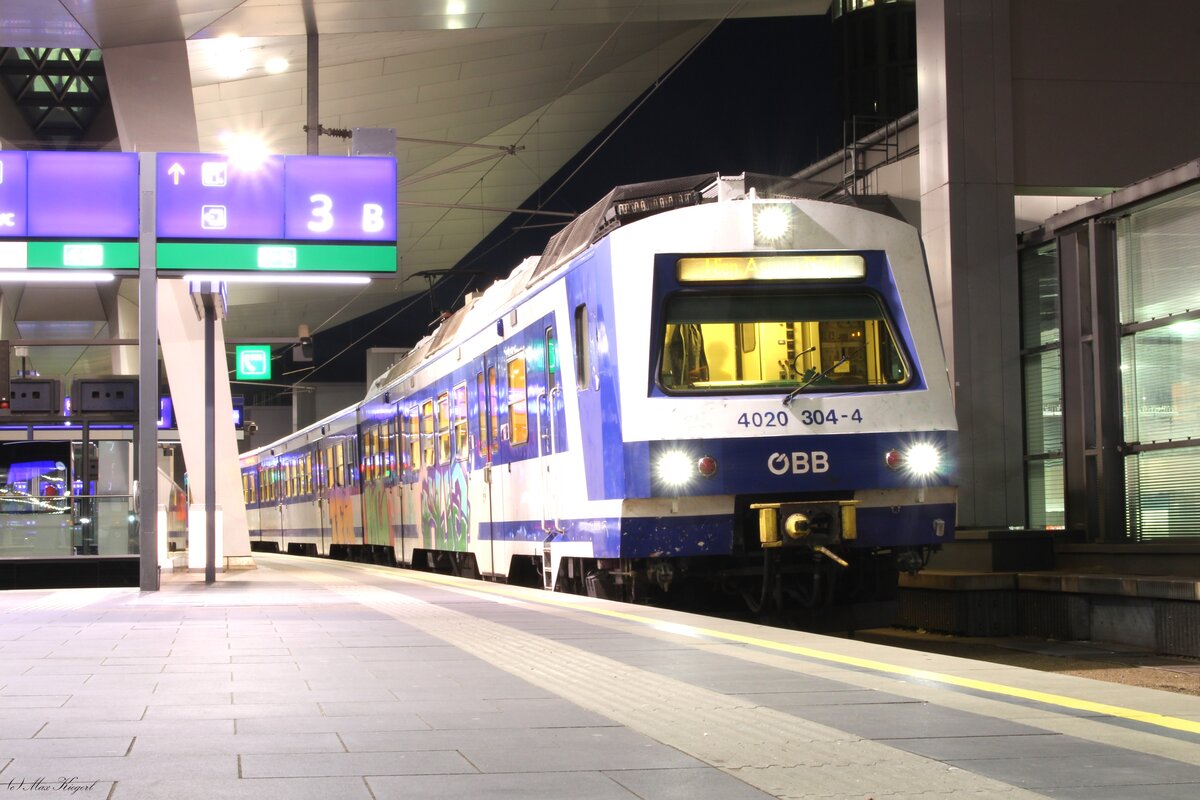 Am Abend des 26.9.2024 steht der 4020 304 als S80 25060 in Wien Hbf und wartet auf die Abfahrt nach Wien Aspern Nord.
Wegen der Umleitung der Schnellzüge über die alte Wesrbahnstrecke wendet die S80 nicht in Hütteldorf sondern in Wien Hbf.