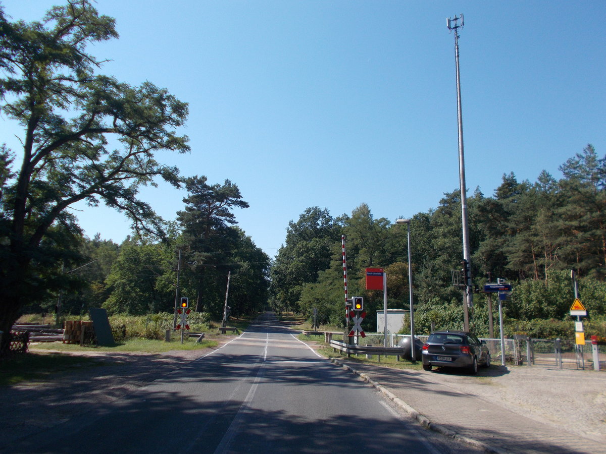 Am Bahnhof Ferch Lienewitz gelegender Bahnübergang.Aufnahme vom 27.August 2016.