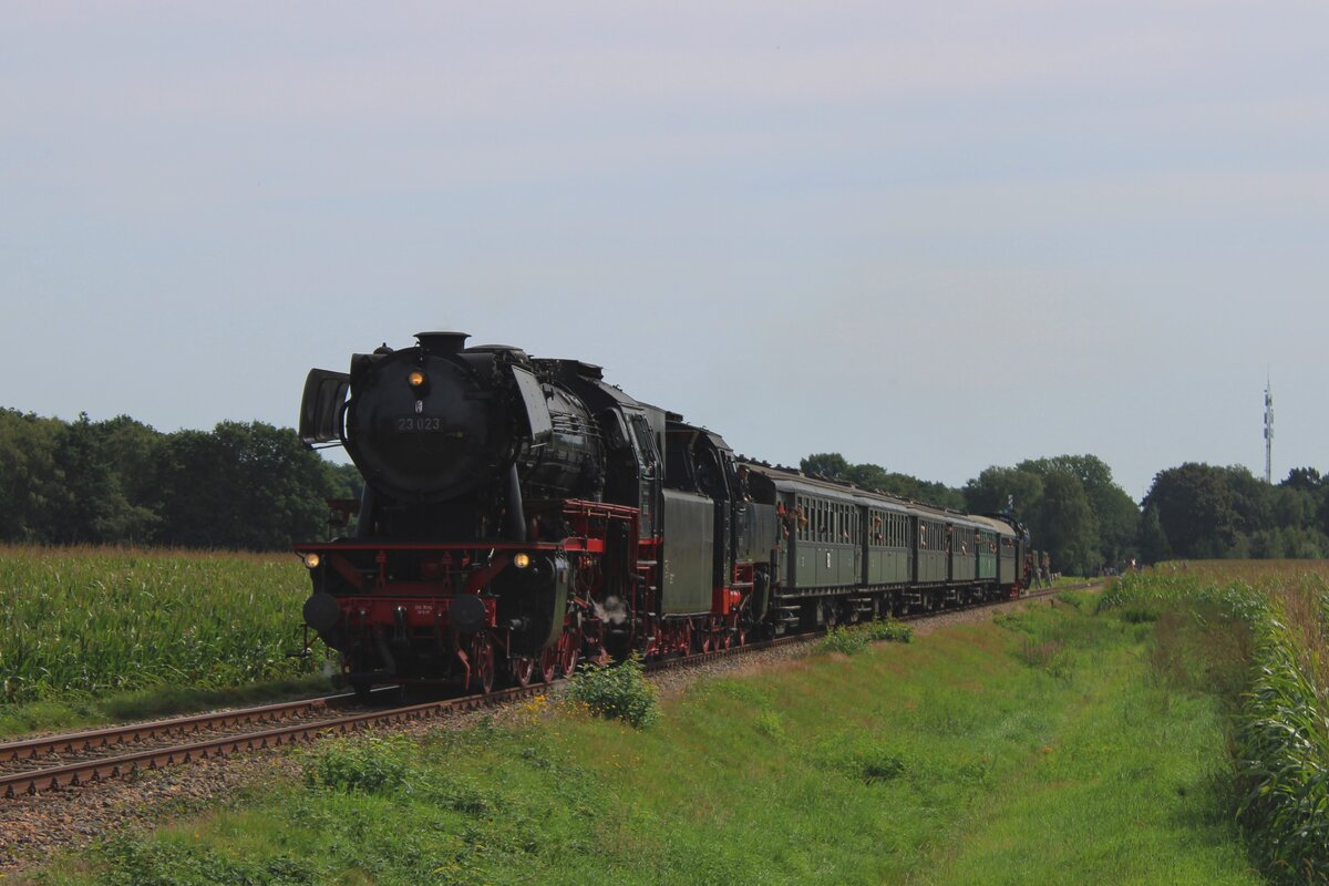 Am Bahnübergang in Lieren bei Beekbergen wird während terug-naar-Toen 2023 SSN Gastlok 23 023 mit ein Dampfpendelzug am 3 September 2023 fotografiert.