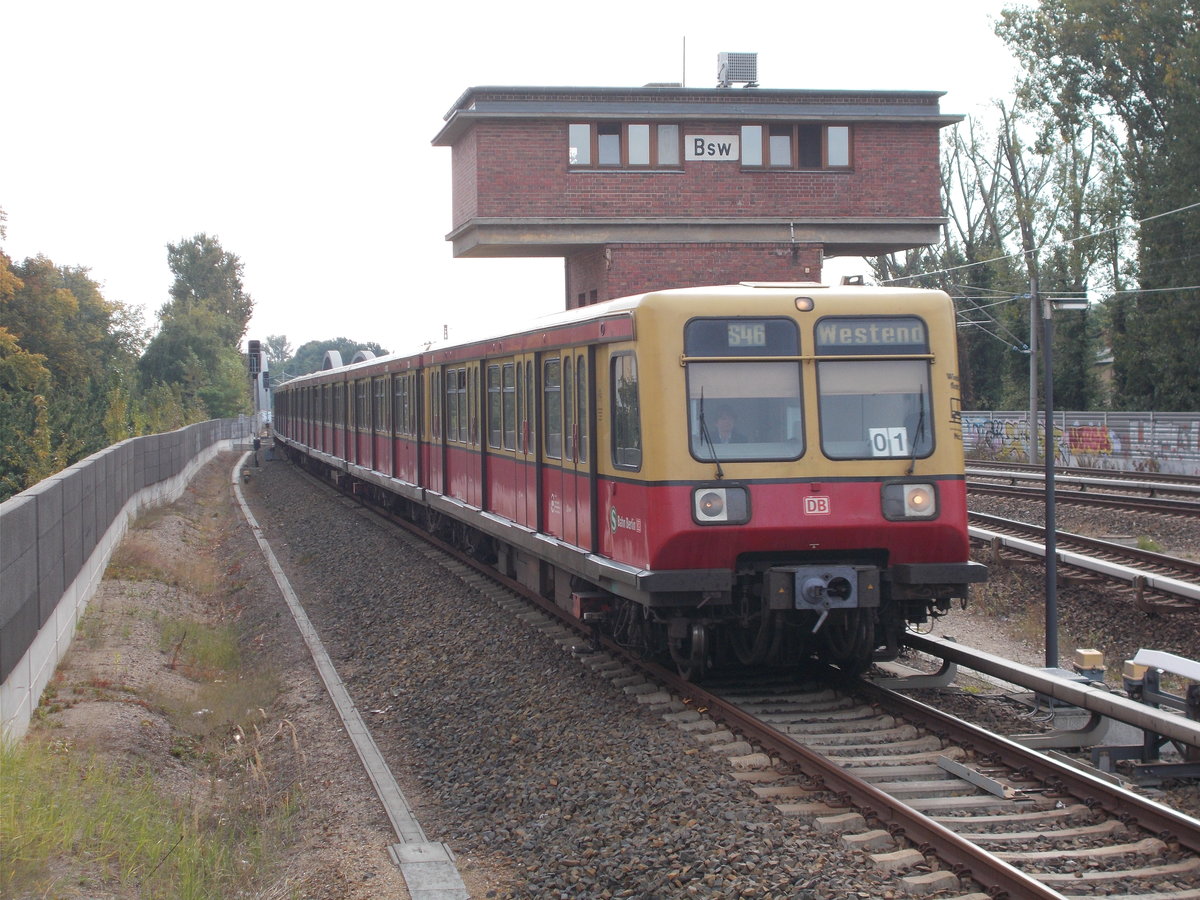 Am bekannten Stellwerk Bsm fuhr der 485 137,am 23.September 2017,in die S-Bahnstation Berlin Baumschulenweg ein.