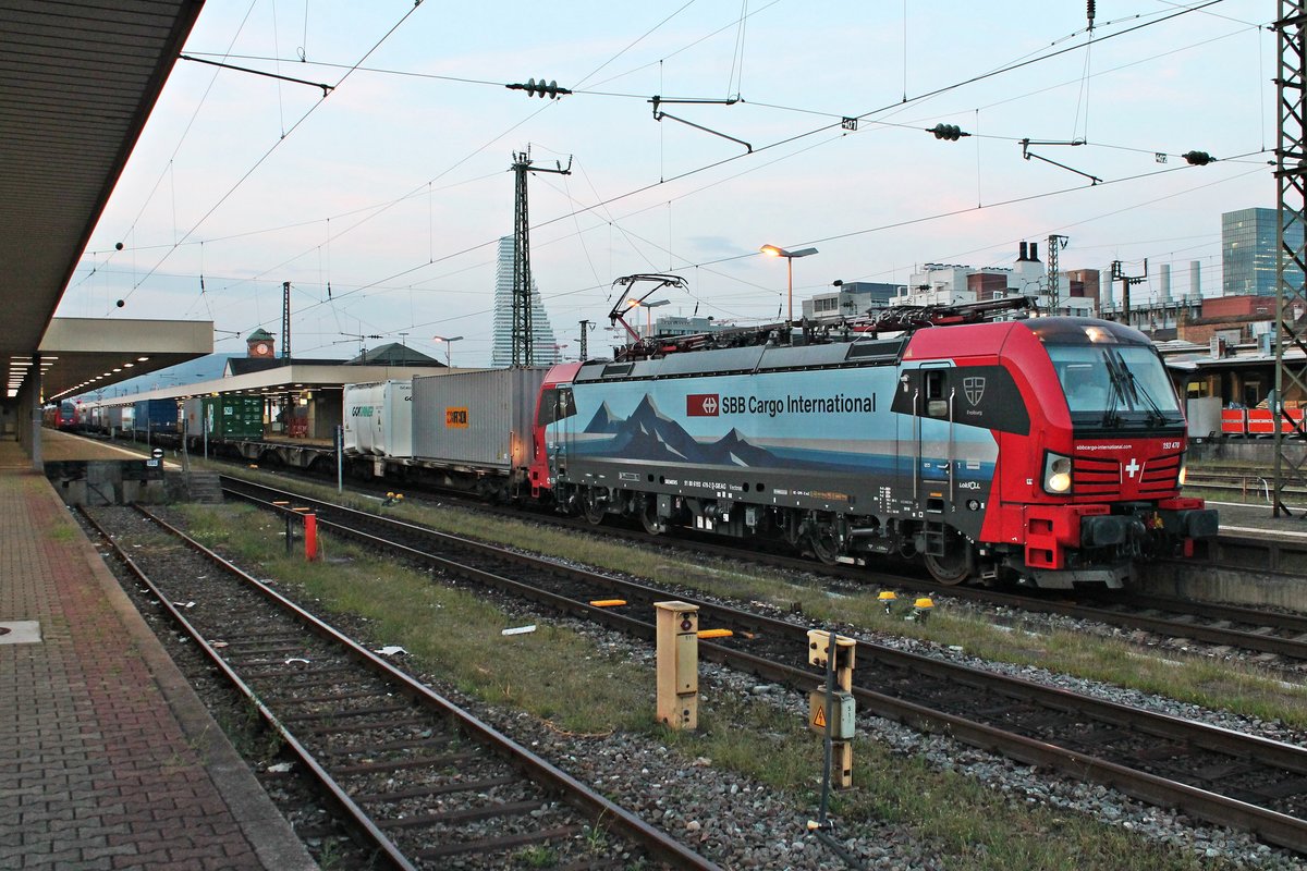 Am frühen Morgen des 23.08.2018 stand LokRoll/SBBCI 193 470  Freiburg  nach dem Systemwechsel von CH auf D mit ihrem Containerzug auf Gleis 3 im Badischen Bahnhof von Basel und wartete auf die Ausfahrt in Richtung Deutschland.