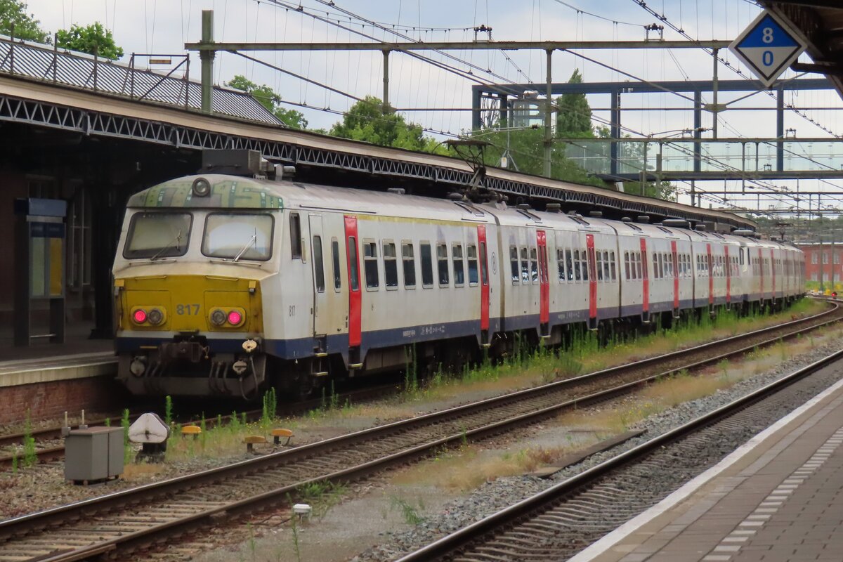 Am grauen Morgen von 6 Juli 2024 steht NMBS 817 in Roosendaal als RB nach Puurs über Antwerpen-Berchem.