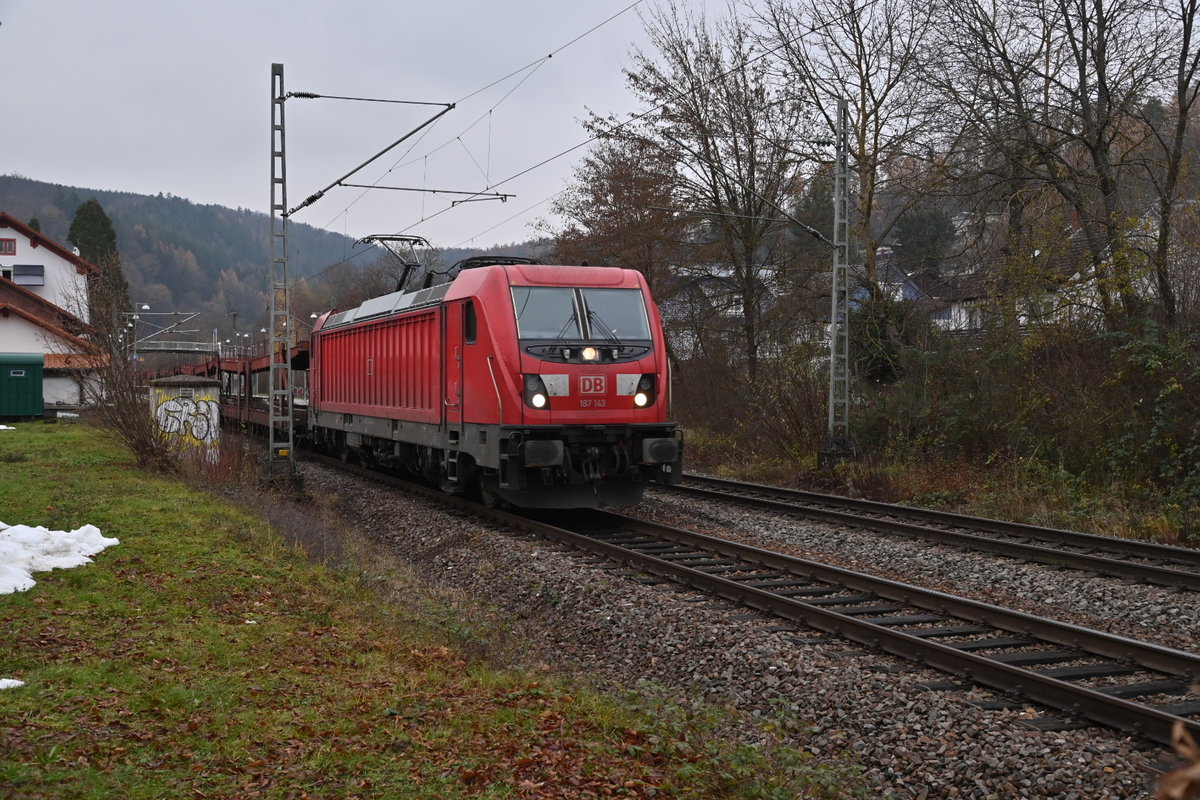 Am heutigen kalten Donnerstag den 10.12.2020 kommt der Audileerzug von der 187 143 gezogen durch Neckargerach. 