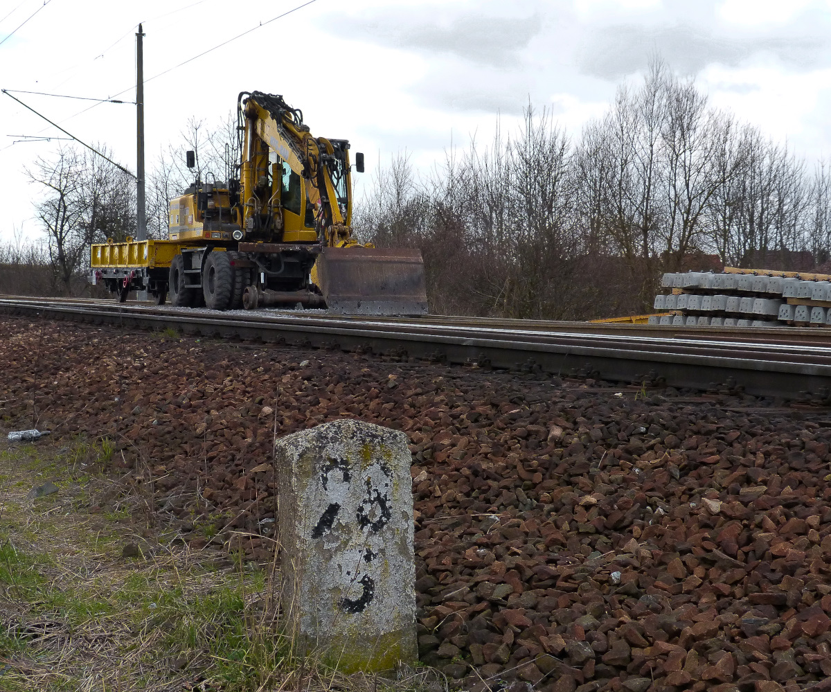 Am Kilometer 98,3 macht der Zweiwegebagger Samstags frei. Kurz vorm Bahnhof Nordhausen 04.04.2015