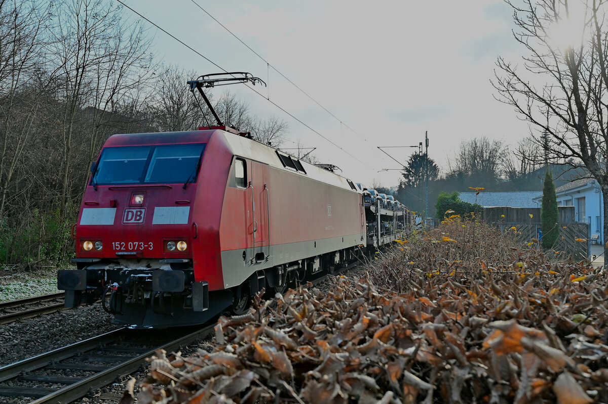 Am Montag den 12.12.2022 kommt die 152 073-3 mit dem Mittagsaudizug durch Neckargerach gen Heidelberg im Gegelgleisbetrieb gefahren. 