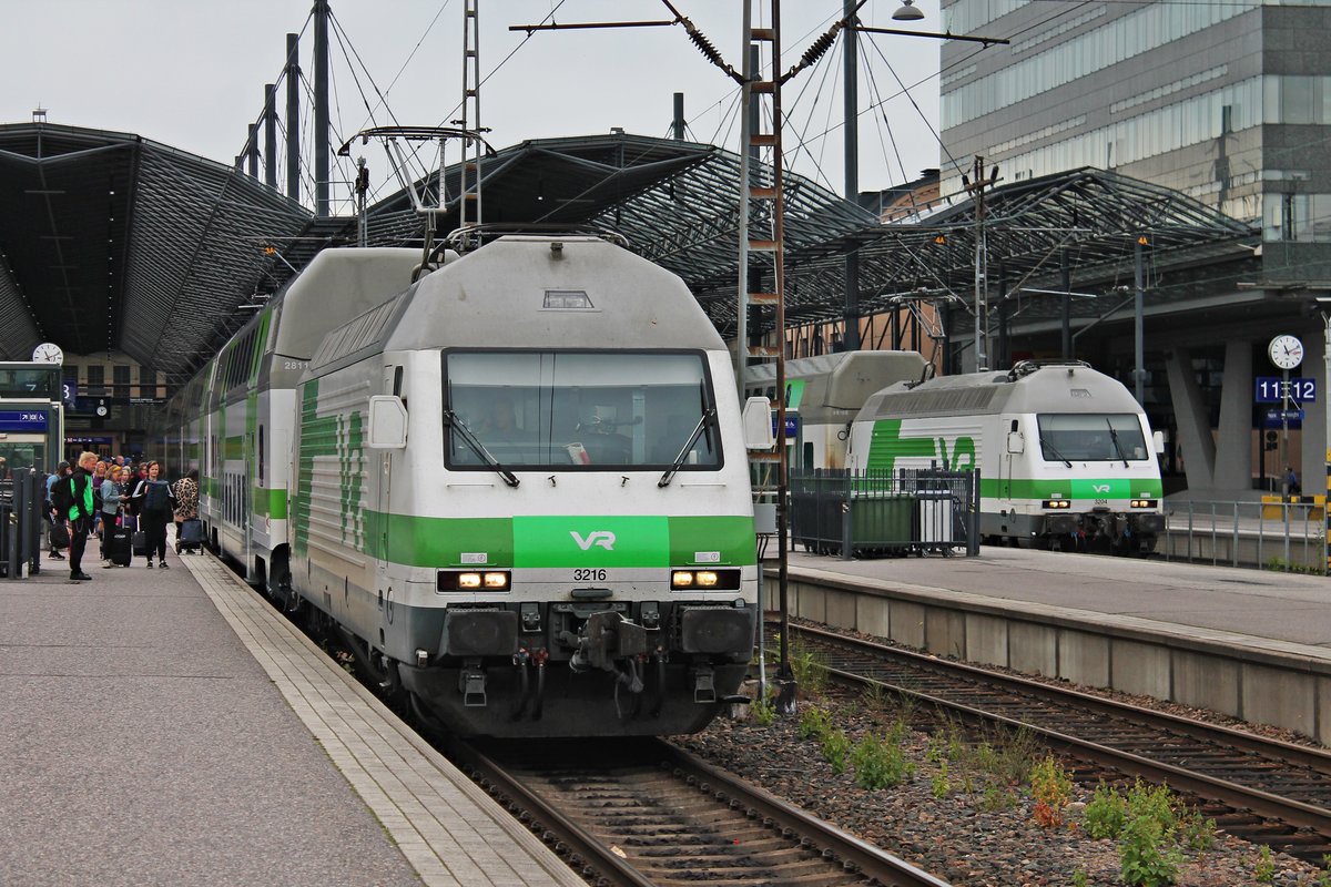 Am Morgen des 08.07.2019 stand Sr2 3216 und Sr2 3204 mit ihren InterCitys im Hauptbahnhof von Helsinki und wartete beide auf deren Ausfahrt in Richtung Pasila.