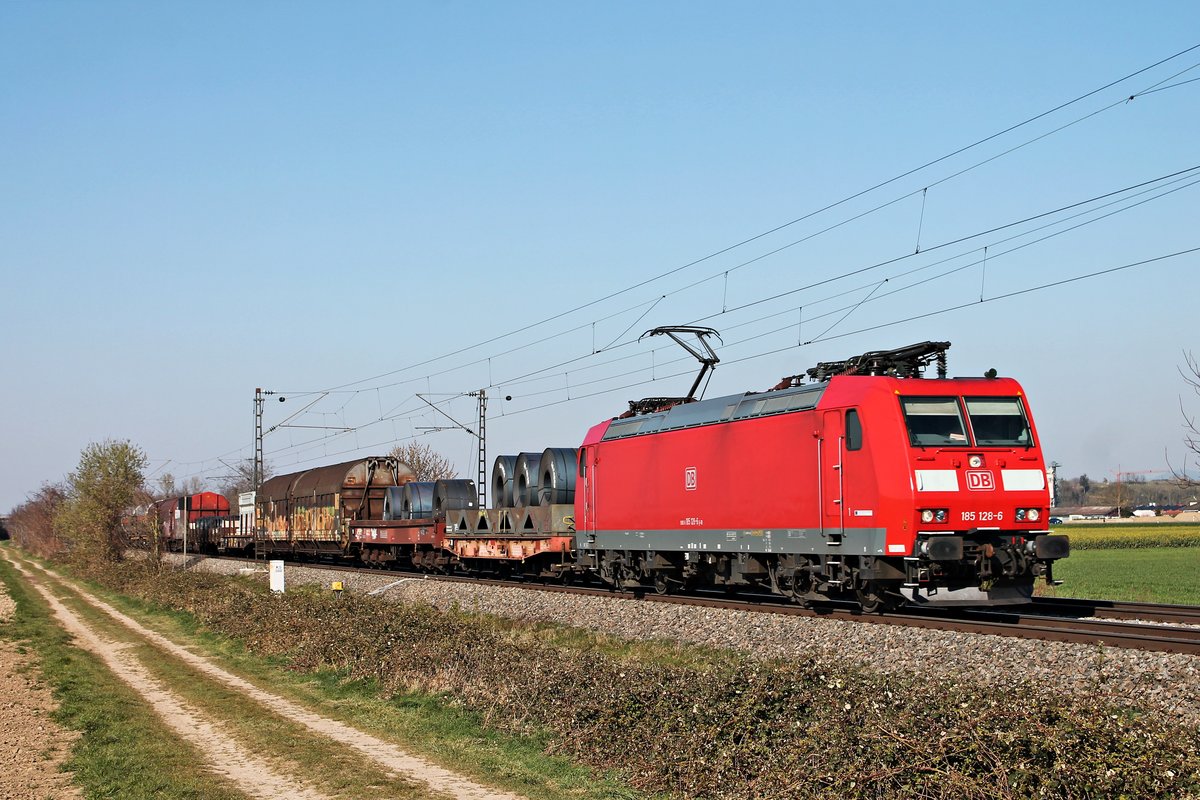 Am Nachmittag des 01.04.2020 fuhr 185 128-6 mit dem gemischten Güterzug EZ 45023 (Mannheim Rbf - Chiasso Smistamento) südlich von Buggingen über die Rheintalbahn in Richtung Schweizer Grenze.