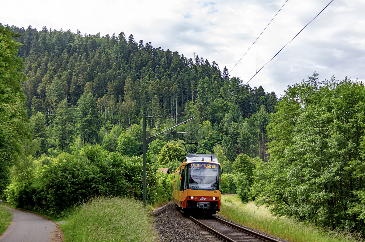 Am Nachmittag des 13. Juni 2020 konnte ich die Wagen 851 und 845 der Albtal-Verkehrs-Gesellschaft mbH kurz nach dem Haltepunkt Neuenbürg Eyachbrücke als S85651 auf dem Weg nach Bad Wildbad aufnehmen.