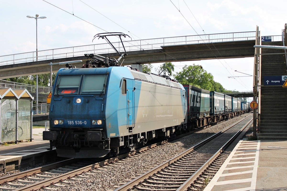 Am Nachmittag des 19.06.2014 stand Crossrail 185 536-0 mit einem T.T.S. Containerzug in Orschweier und wartet auf die Weiterfahrt.