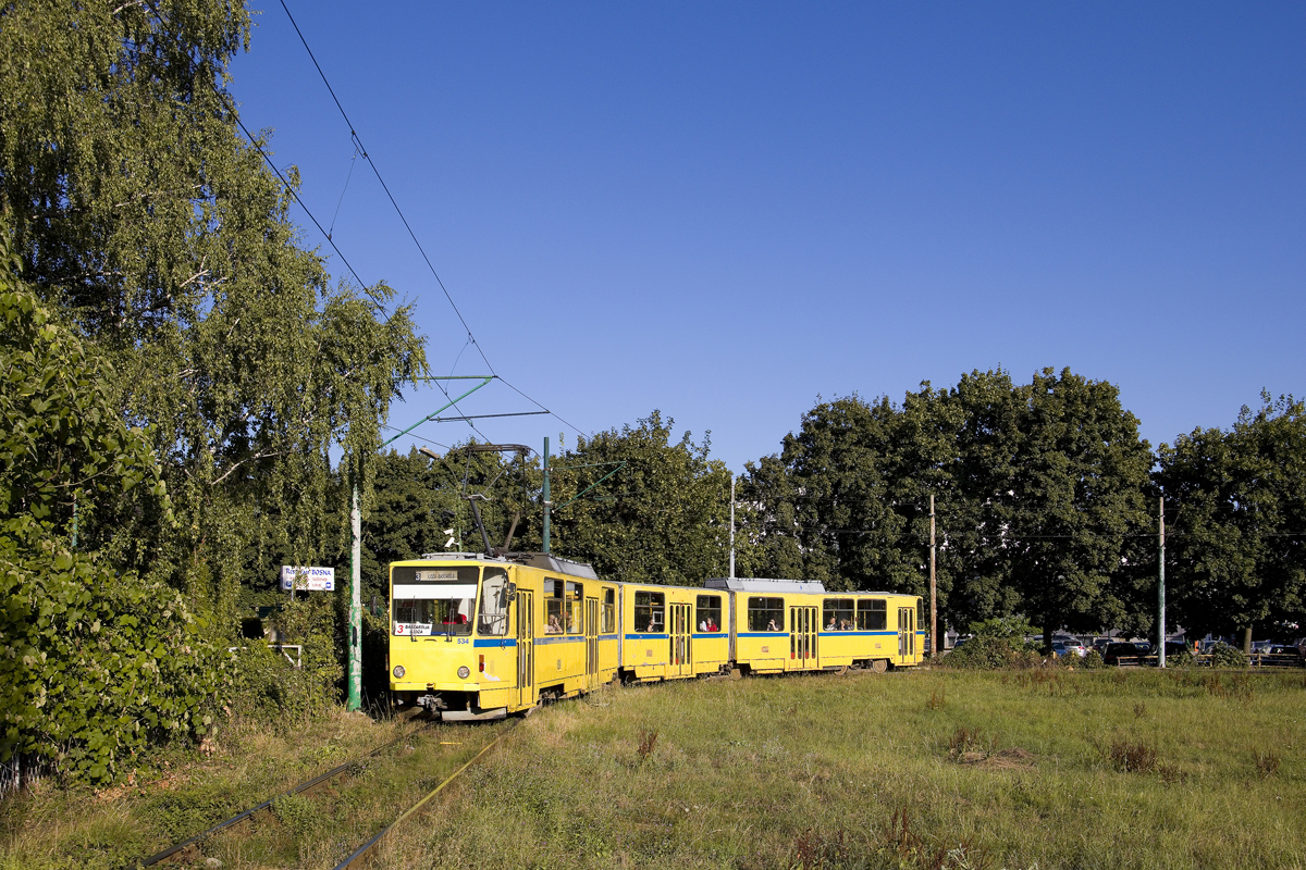 Am Nachmittag des 30. Juli 2024 war KT8D5 534 auf der Linie 3 anzutreffen. Hier verlässt der Wagen die Schleife der Endstation Ilidža in Richtung Baščaršija. 