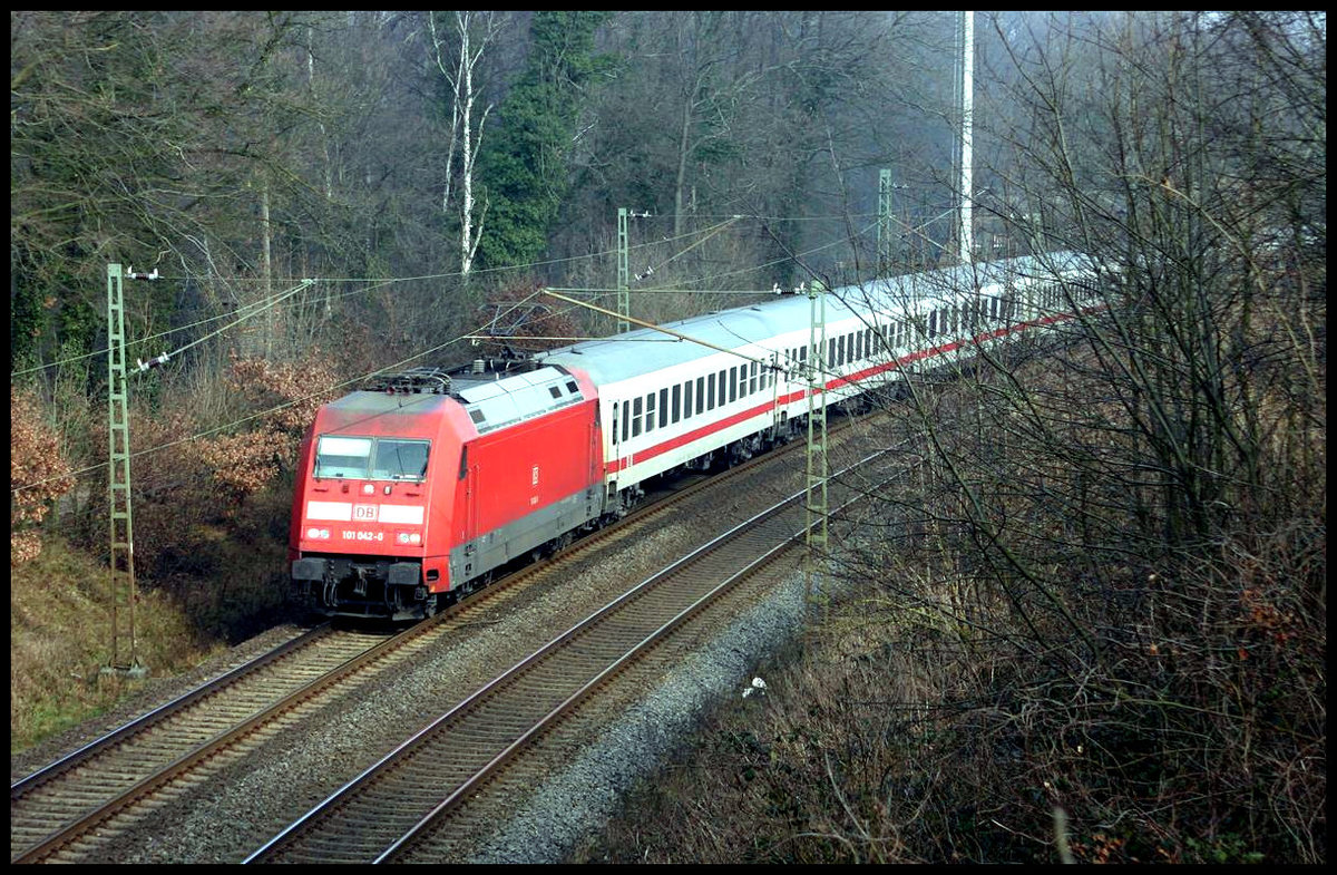 Am Ortsrand von Hasbergen ist am 18.2.2007 um 12.44 Uhr die 101042 mit einem Intercity in Richtung Münster unterwegs.