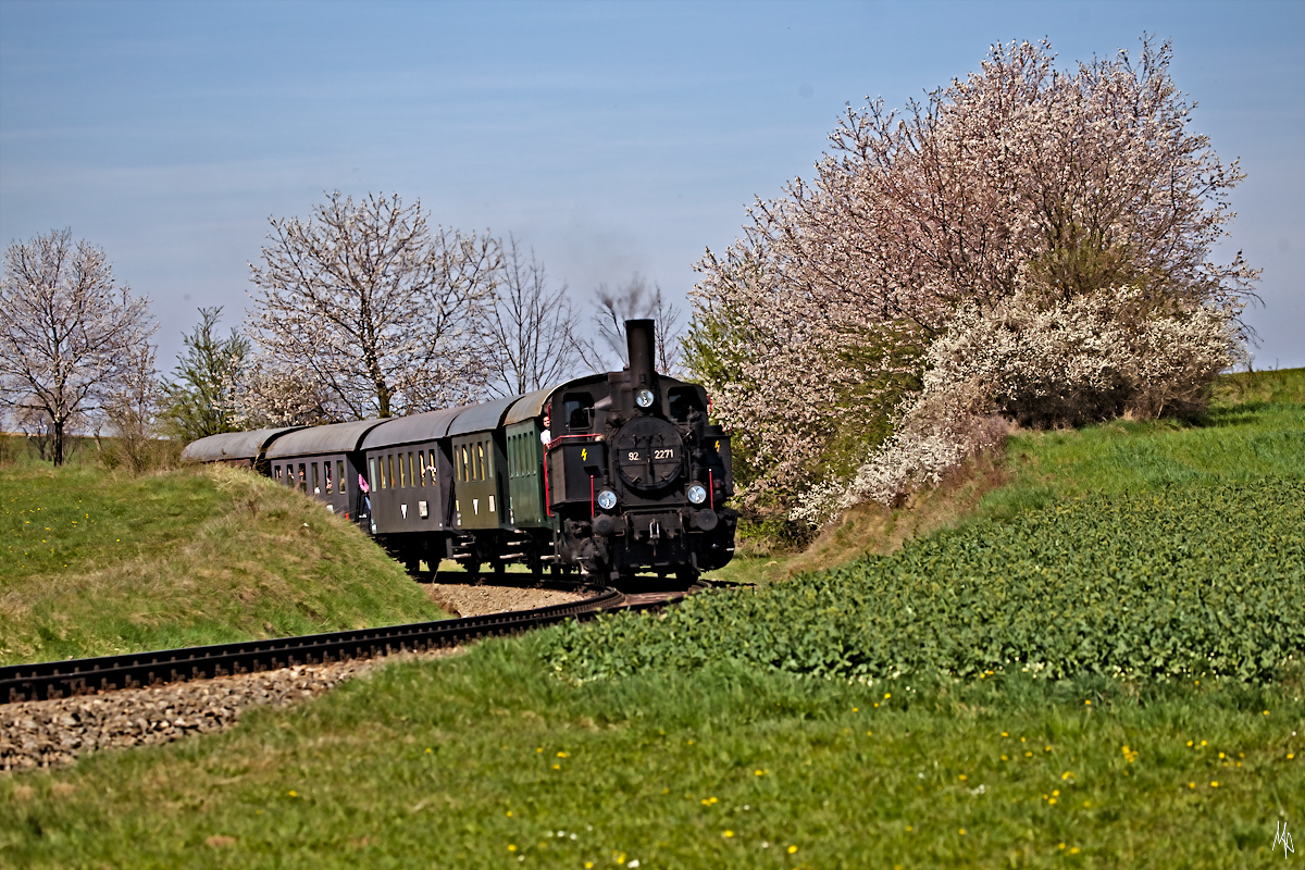 Am Ostersamstag veranstaltete der Martinsberger Lokalbahnverein drei Pendelfahrten zwischen Zwettl und Waldhausen. Im Bild die 92.2271 mit Ihrem Zug kurz nach Obernondorf. (20.04.2019)