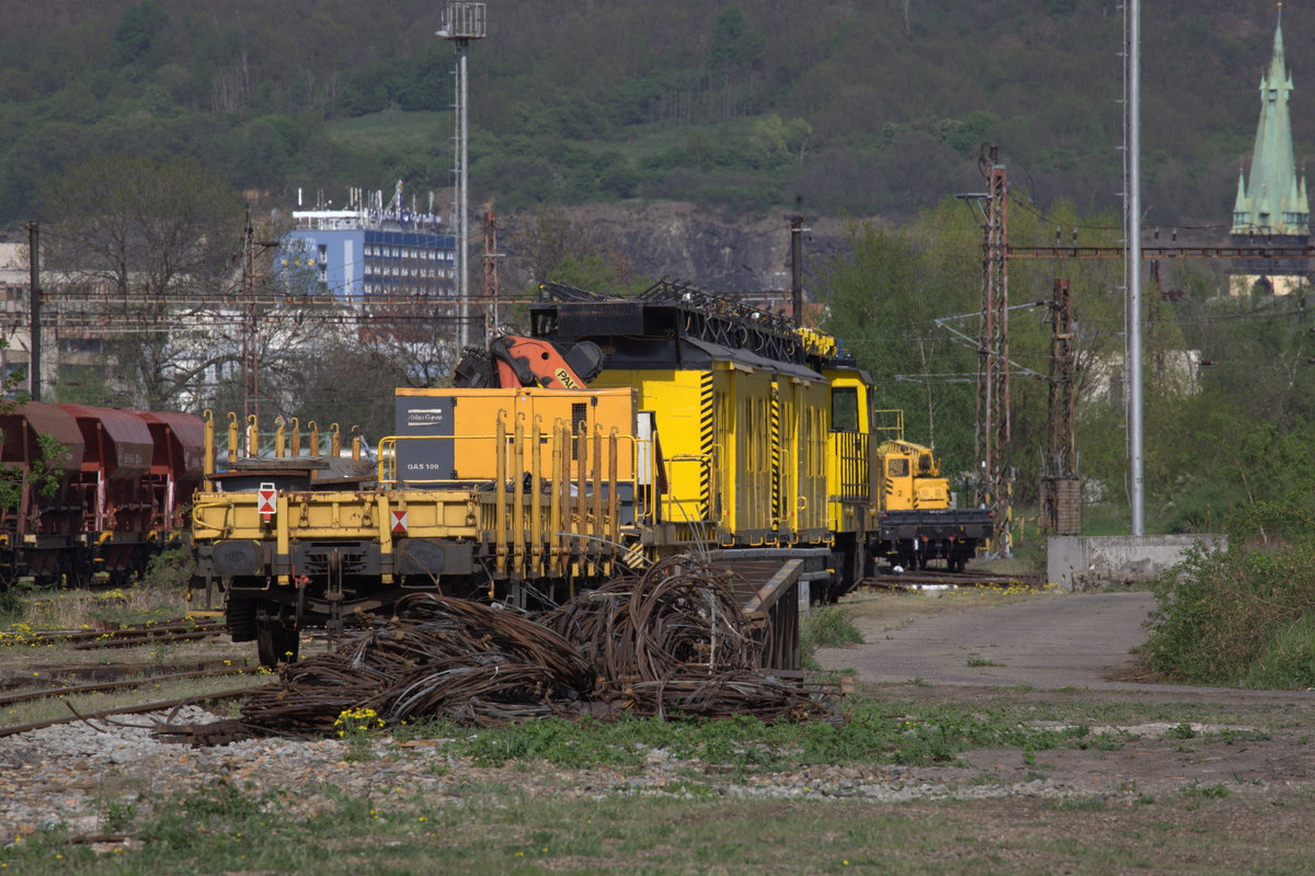 Am Rande des BW Usti nad Labem ist auch eine kleine Diensstelle der Fahrleitungsmeisterei.26.04.2019 15:56 Uhr. Durch einen eher unheimlichen Tunnel erreicht man das Gelände jenseits des Bahnhofes Usti nad Labem zapad.