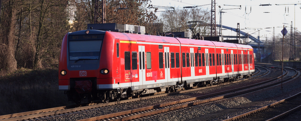 Am Sonntag, 12.01.2014, lockte uns die Sonne hinaus, nachdem sich der Nebel gegen 14.00 Uhr verzogen hatte. Unser Spaziergang führte uns in Dillingen entlang der KBS 685, Bahnstrecke 3230. Wir parkten unser Auto beim Verwaltungsgebäude der Stadtwerke in Dillingen. Dieses liegt zwischen der KBS 687 (Niedtalstrecke) und der KBS 685 (Saarstrecke). Nach dem kleinen Schwenk an die KBS 687 ging es zurück unter Brücke bei den Stadwerken Dillingen. 425 112 hat gerade den Dillinger Bahnhof verlassen und beschleunigt in Richtung Merzig. RB 71 Homburg - Trier / bahnstrecke 3230 Saarbrücken - Karthaus