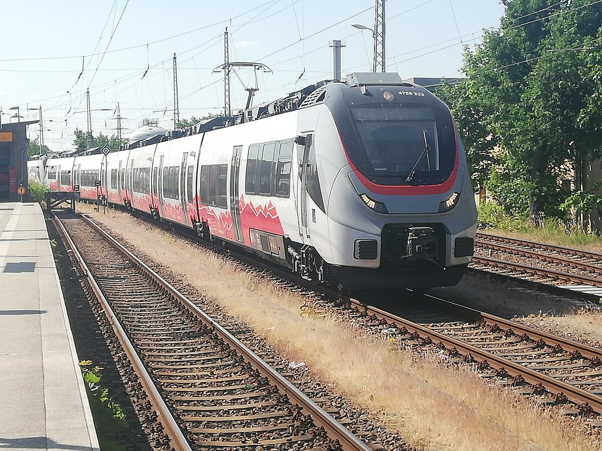 Am späten Nachmittag des 12.6.23 auf den Übergabegleisen des Bf. Hennigsdorf stand ein Paar der Talent 3-Sechsteiler, die von den ÖBB zurückgegeben waren.Noch ohne Revision und Abnahmedatum, aber als Betreiber BTH angeschrieben...Es finden Versuchs- und Probefahrten statt, um eine Zulassung in Deutschland zu erreichen und sie für mögliche Interessenten zu ertüchtigen.