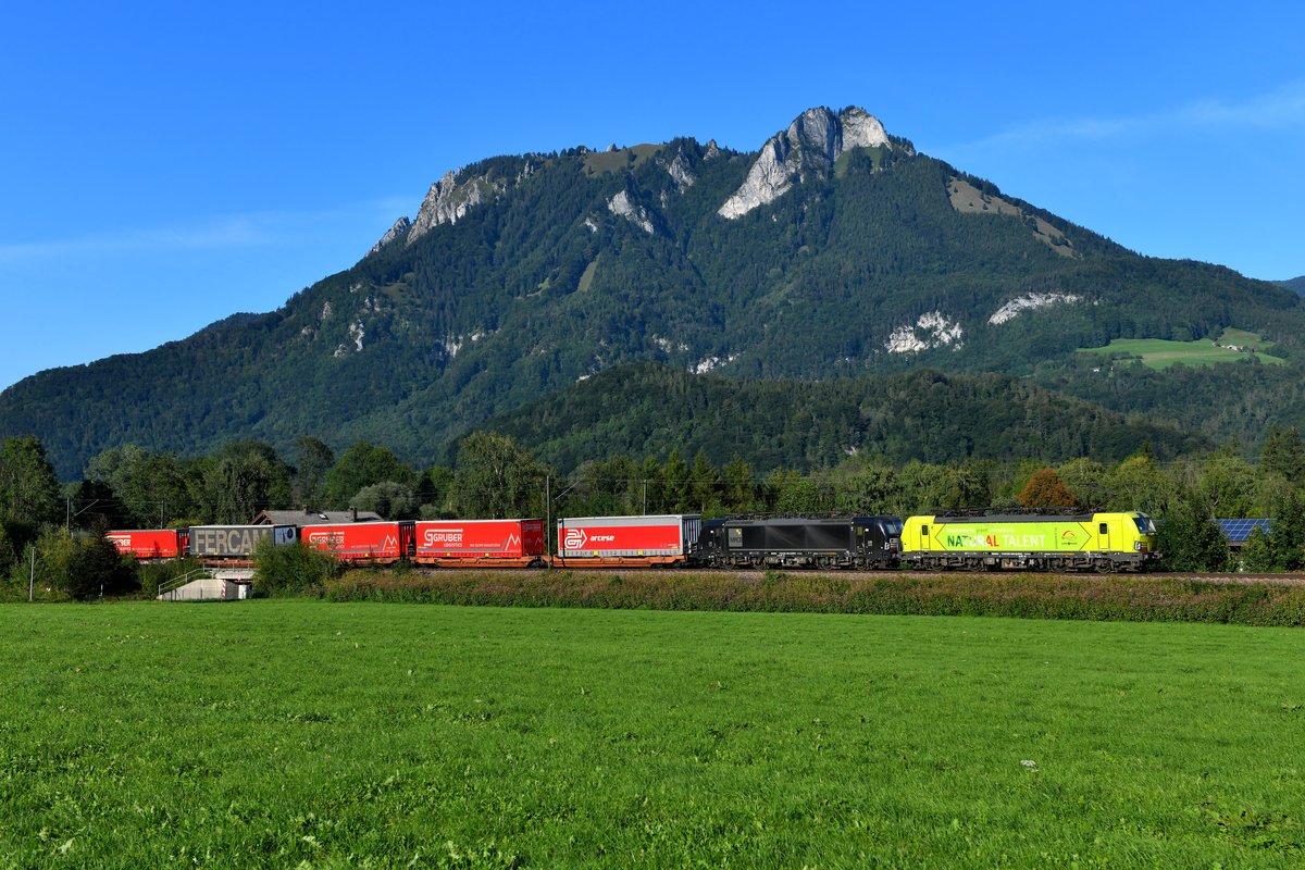 Am späteren Nachmittag des 13. September 2019 konnten 193 558 und 668 vor dem DGS 43155 von Köln Eifeltor nach Verona Q.E. bei Einöden im Inntal fotografiert werden. Im Hintergrund thront der Heuberg. 