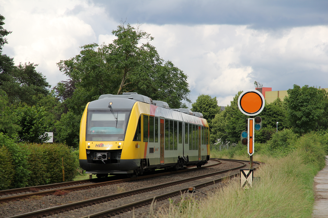 Am südlichen Einfahrvorsignal des Bahnhofs Staffel wurde dieses Foto aufgenommen.
Es zeigt HLB VT 263 als 61573 von Westerburg nach Limburg (Lahn).