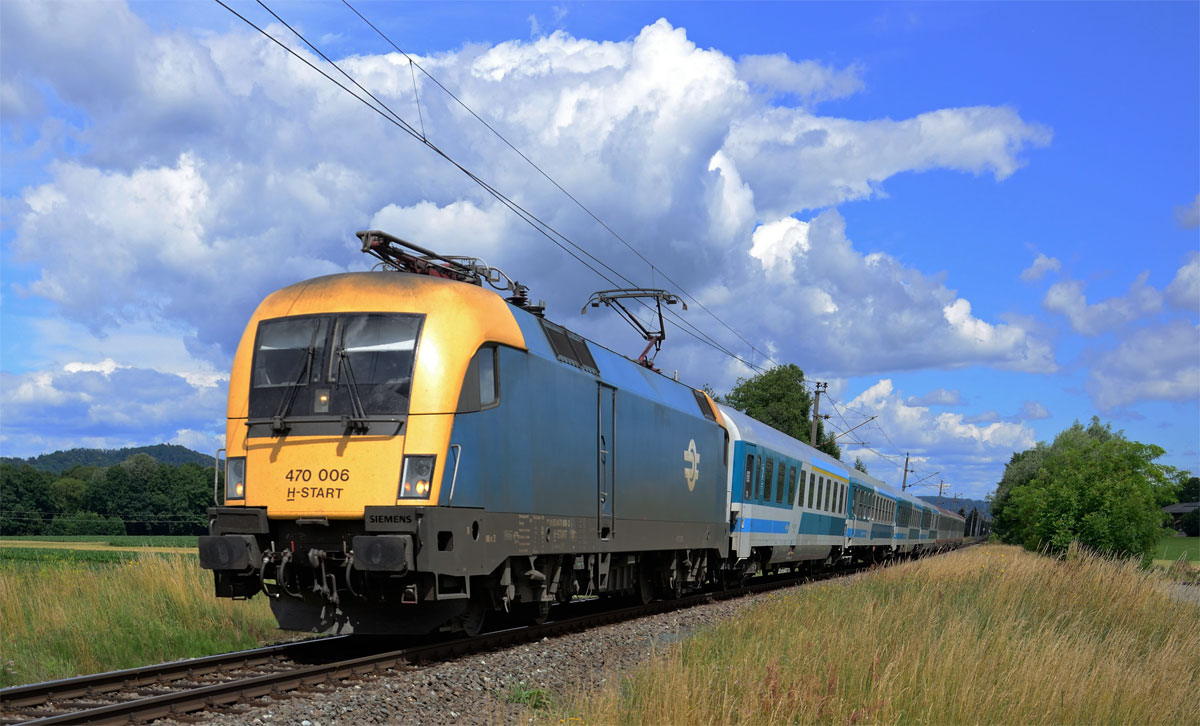 Am Wochenende fahren die MÁV 470er regelmäßig am Zugpaar EC 151/150.

MÁV  470 006 mit EC 151  Emona  nach Ljubljana bei Wagna. (21.06.2015)