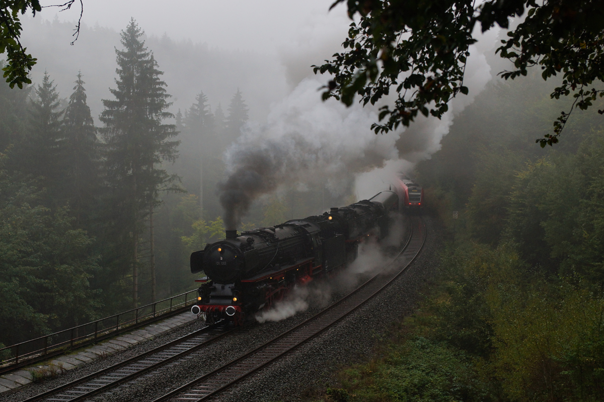 Am zweiten Tag des Dampfloktreffens an der schiefen Ebene regnete es leider fast den ganzen Tag. Trotzdem entstanden einige beeindruckende Aufnahmen der Pendelzüge. Auf dem Bild zu sehen sind 01 150 und 01 202 (zwei ehemalige Hofer Maschinen), aufgenommen beim Kilometer 80 (21.09.2014).