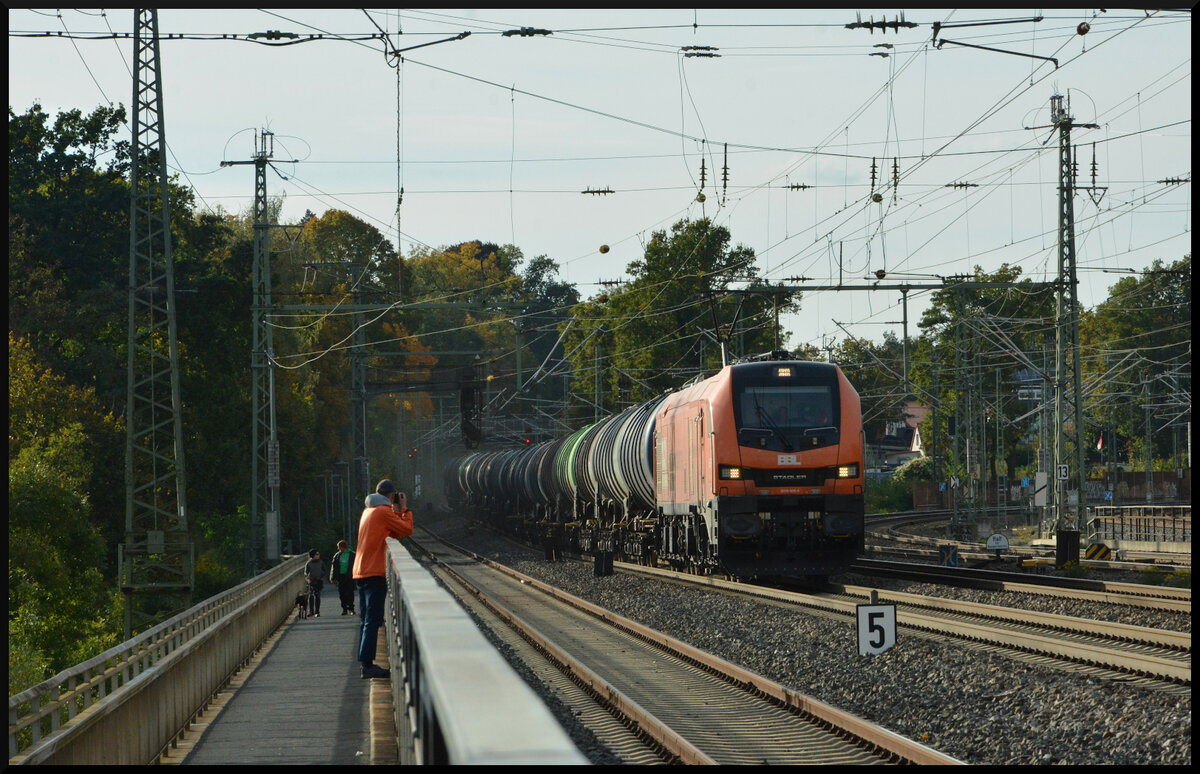 An der bekannten Fotostelle Siebenbogenbrücke in Fürth/Bay. ist man selten allein. So passten am 13.10.2024 ein Hobbykollege mit seiner orangenen Jacke und die ebenso farbige BBL 2019 309-4 bestens zueinander. Nett war's, vielen Dank für den schönen Nachmittag! Meine Grüße gehen hiermit an alle Beteiligten zurück.