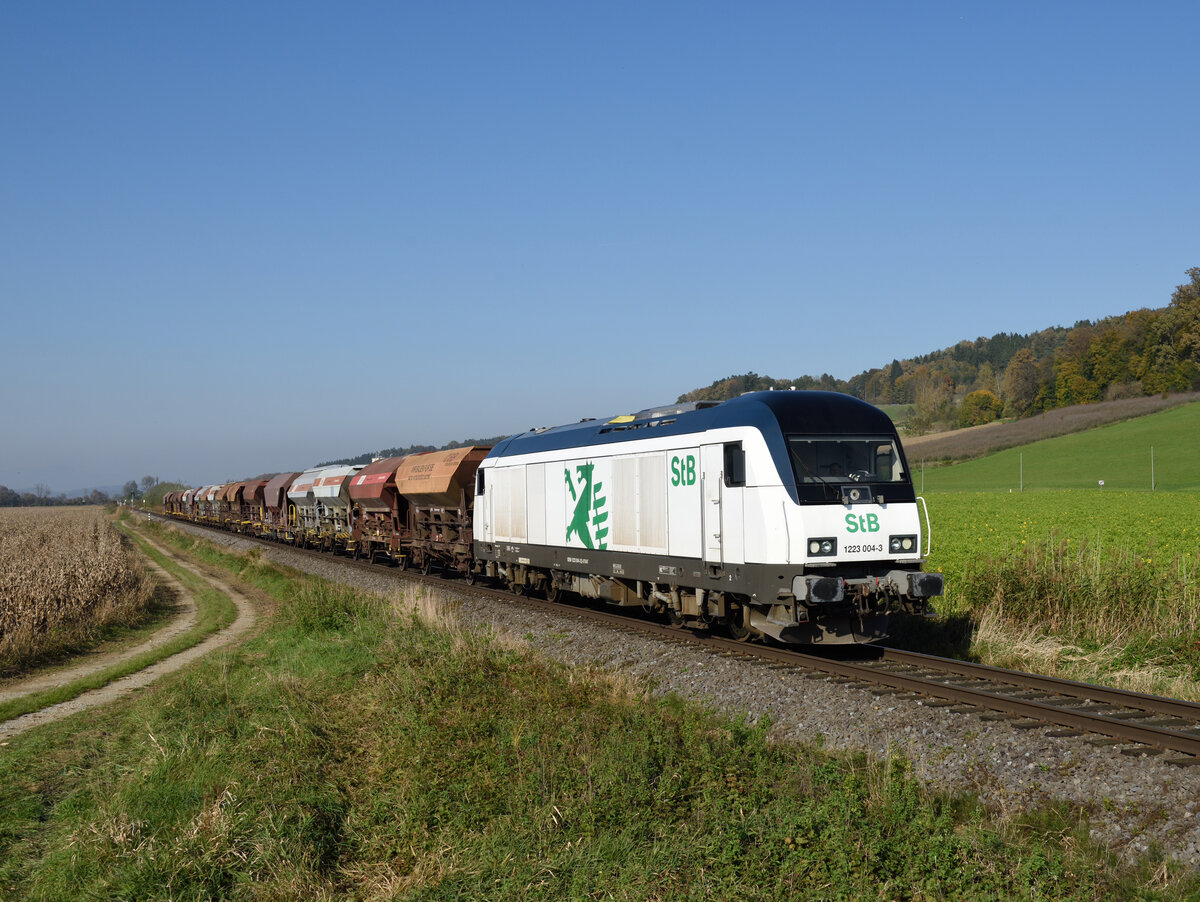 An einem sonnigen Spätherbsttag war die 1223  004 der Steiermarkbahn mit einem Schotterzug nach Feldbach unterwegs und wurde von mir kurz vor Studenzen fotografiert.