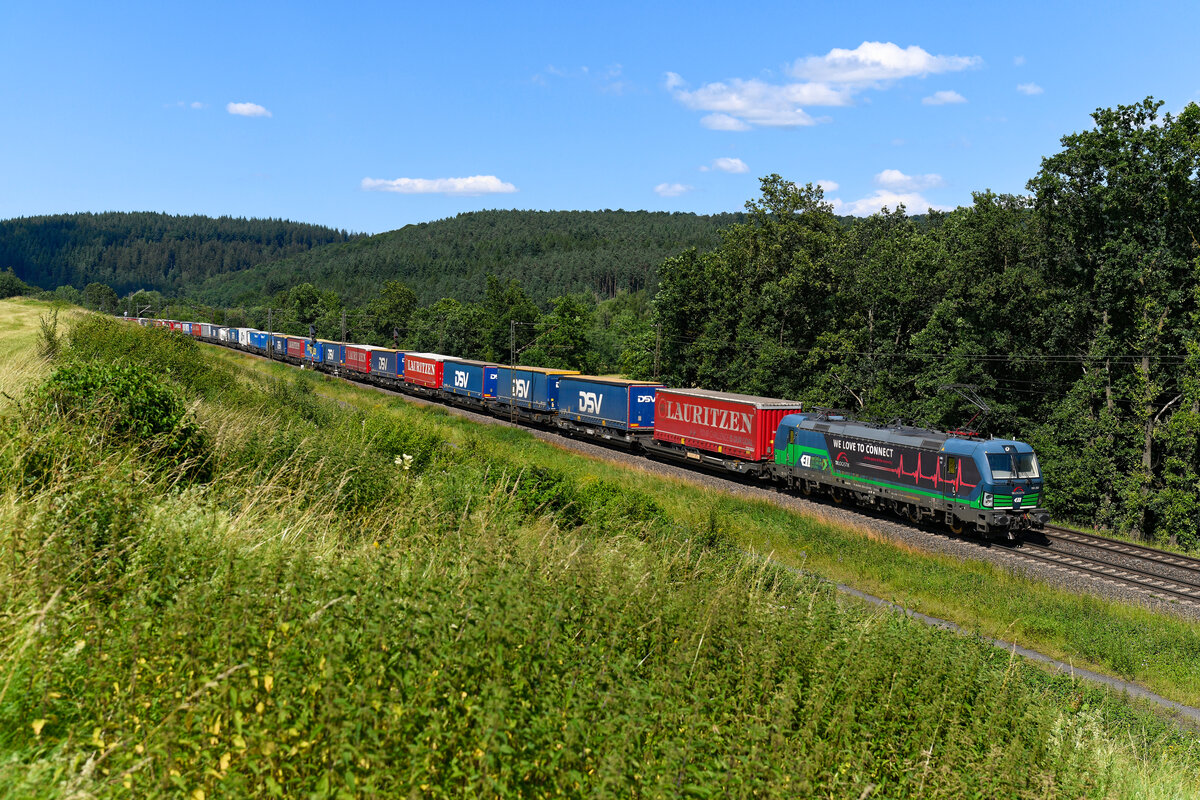 An Freitagen trägt der unter TXL-Regie verkehrende KLV-Zug von Padborg nach Verona Q.E. die Zugnummer DGS 40551. Am 28. Juni 2024 bespannte die von ELL angemietete 193 252 den wie üblich mit Aufliegern der Speditionen Lauritzen und DSV beladenen Zug bis Kufstein. Bei Bernhards in Osthessen, dort entstand die Aufnahme, hatte sie noch etwa 500 Kilometer Fahrt vor sich. 