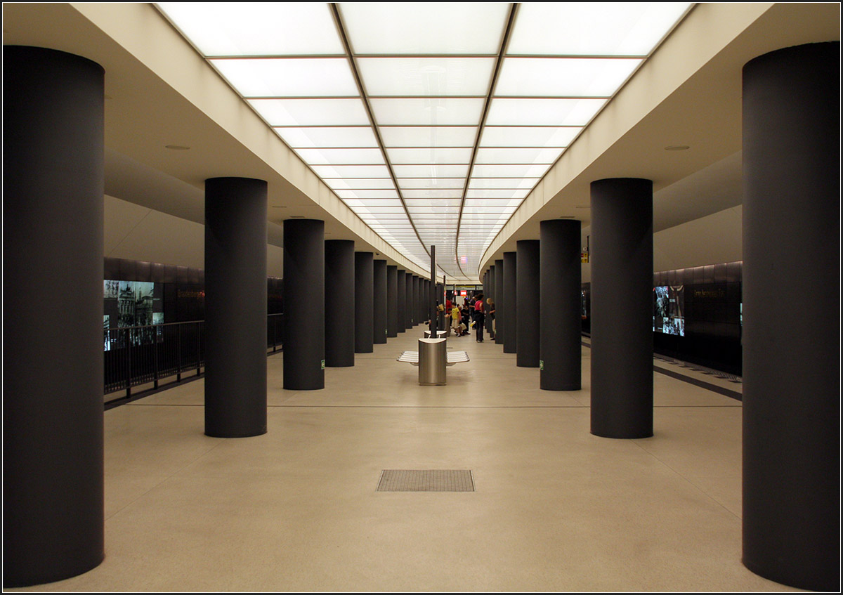 An prominenter Stelle -

Unter dem Pariser Platz befindet sich der U-Bahnhof Brandenburger Tor. Dieser ist der erste in bergmännischer Bauweise erstellte U-Bahnhof in Berlin. Hier kann zur ebenfalls unterirdischen Nord-Süd-S-Bahn umgestiegen werden. Die Lücke von hier bis zum Alexanderplatz mit drei Zwischenstationen ist in Bau und soll 2020 in Betrieb gehen nach 10 Jahren Bauzeit.

Der 2009 eröffnete Abschnitt Hbf - Brandenburger Tor als U55 sollte eigentlich schon 2006 zur Fußball-WM fertig sein. Wassereinbrüche hier am Brandburger Tor verzögerten allerdings die Fertigstellung.

16.08.2010

