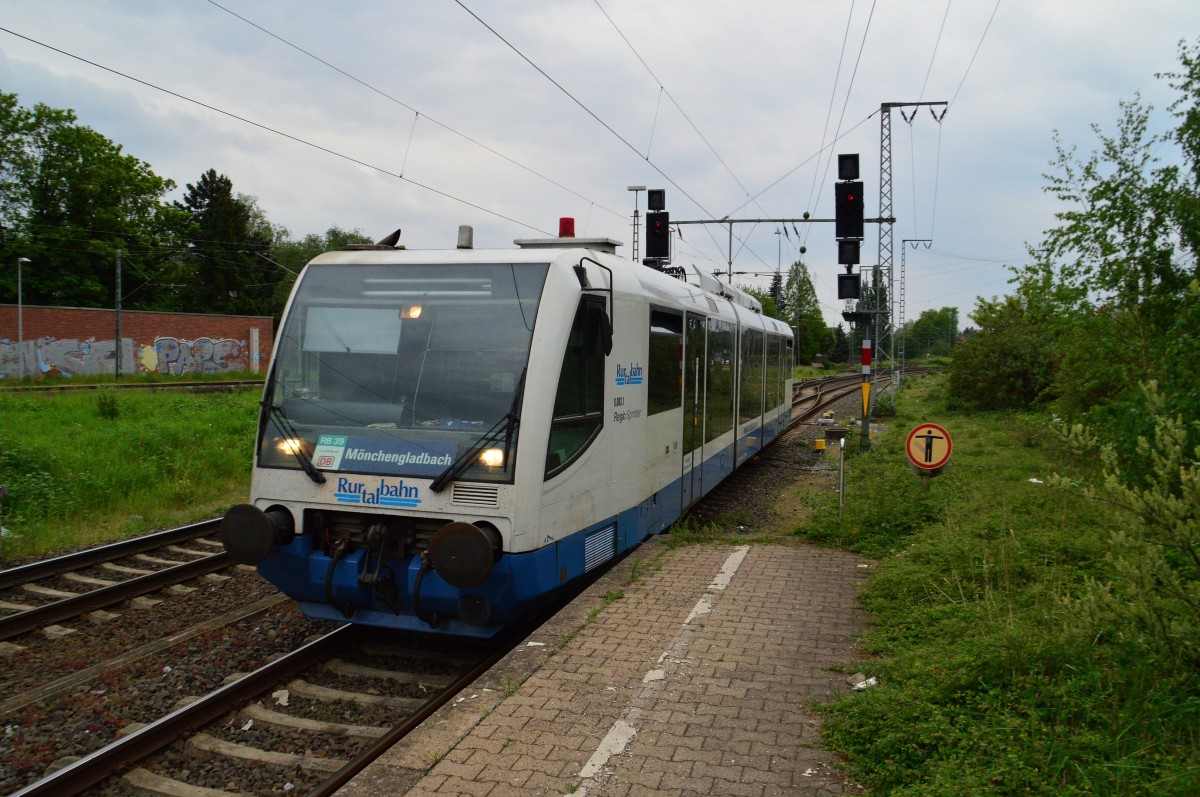 Anfahrt an den Bahnsteig Gleis 4 des Rheydter Hbf durch den VT 6.003 alias 654 003 der Rurtalbahn. Der Triebwagen ist als RB 39 für die DB nach Mönchengladbach unterwegs.26.4.2014