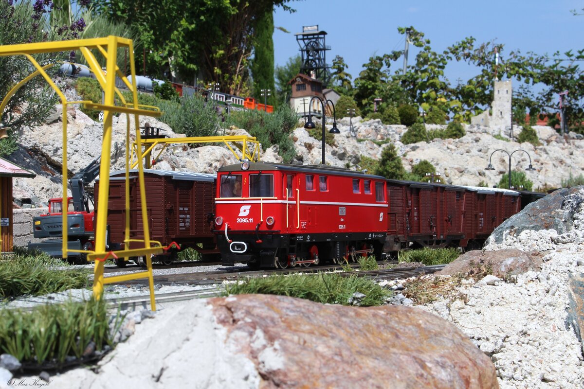 Anfang der 1990er fuhr die 2095.11 mit dem vormittäglichen VG76010 von Garting nach Strauchbach und bediente hier in Wisach einige Ladegleise.