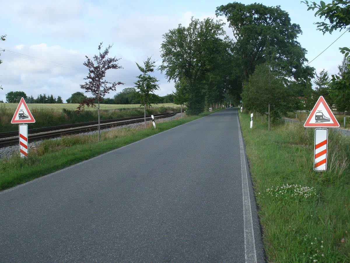 Ankündigung Bahnübergang,beim Rasenden Roland,in Posewald am 04.Juli 2012.Links die Kreuzugsstelle Posewald.