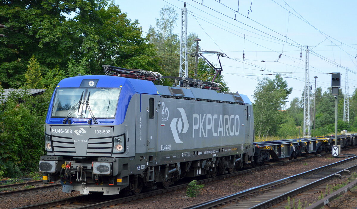 Anlässlich des 20 jährigem Betriebsjubiläum der polnischen PKP Cargo hat sie ihrer Vectron Flotte nun zum Teil an den Dachfrontseiten eine blaue Lackierung anstelle des dunkelroten Lacks angebracht, sieht besser aus finde ich persönlich, hier   EU46-508  [NVR-Nummer: 91 51 5370 020-7 PL-PKPC] mit Ganzzug Containertragwagen (leer) Richtung Polen am 06.08.21 Berlin Hirschgarten.