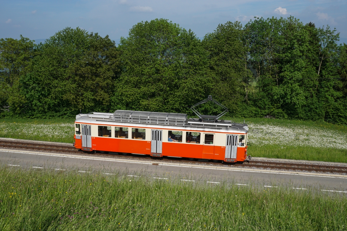 Anlässlich des Schweizer Mühletages pendelte am 16. Mai 2015 der BDe 4/4 10 der Forchbahn zwischen Hinteregg und Zürich Stadelhofen. Ich konnte den historischen Triebwagen zwischen Scheuren und Neuhaus aufnehmen.