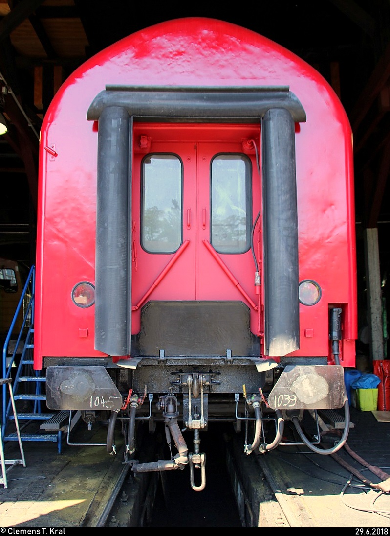 Anlässlich der Eröffnung der neuen Zugbildungsanlage (ZBA) in Halle (Saale) nahe der Berliner Brücke öffnete auch das DB Museum Halle (Saale) bei freiem Eintritt seine Pforten.
Blick auf ein Wagenende eines MITROPA-Speisewagens (derzeit ohne UIC-Nummer) der Traditionsgemeinschaft Bw Halle P e.V., der im Ringlokschuppen ausgestellt ist.
Dieser Wagen befindet sich noch in der Aufarbeitung. Er konnte im Ganzen leider nicht aufgenommen werden.
[29.6.2018 | 11:44 Uhr]