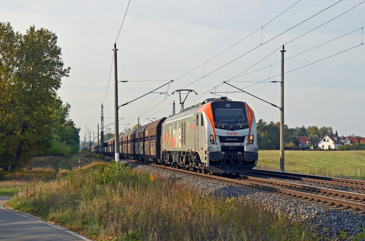 Anstelle des Tigers bespannte am 20.10.24 159 004 der hvle den Kalkzug nach Spreewitz. Hier passiert der Zug Wittenberg-Labetz Richtung Falkenberg(E).