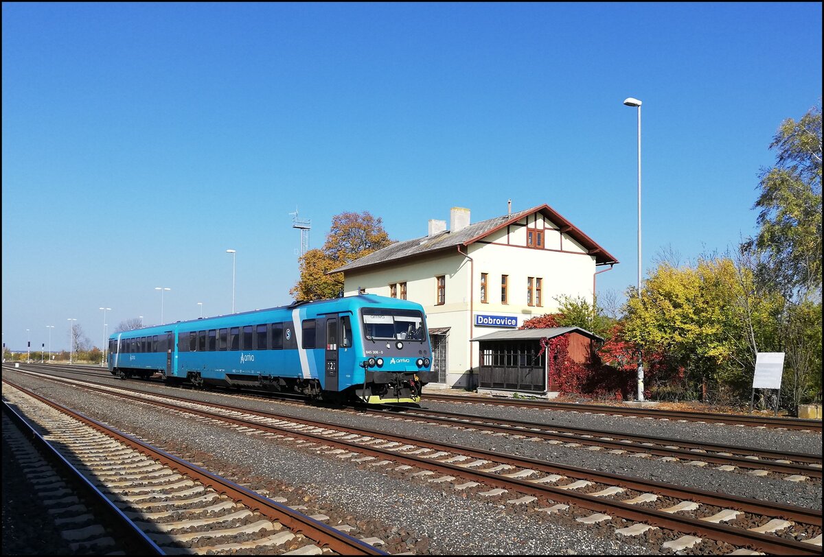 Arriva 845 306-0 in Bahnhof Dobrovice am 24. 10. 2024.