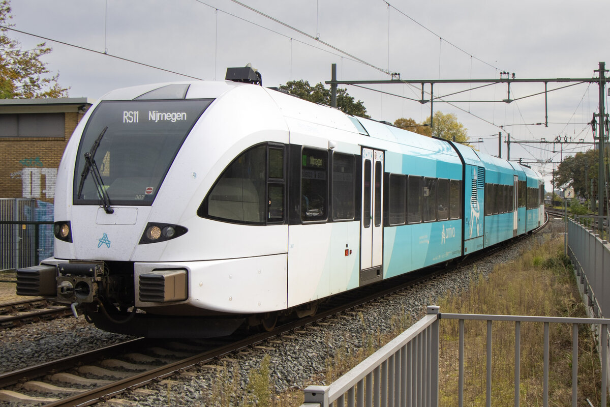 Arriva Groningen 307 (Stadler GTW 2/8) auf der Linie RJ11 (Venlo-Nijmegen) in Blerick am 12.10.2024