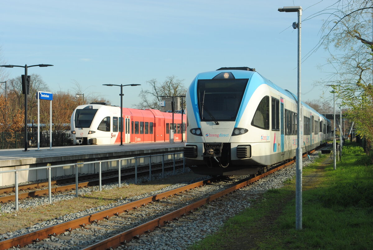 Arriva nr 367 am Bahnsteig als Zug 30936 (Winterswijk - Arnhem Centraal). Die 5048 und 5049 (Breng) verbleiben am Wochenende hier in der Abstellanlage. Doetinchem, 01.12.2024. Blick vom Parkplatz, über den Zaun.