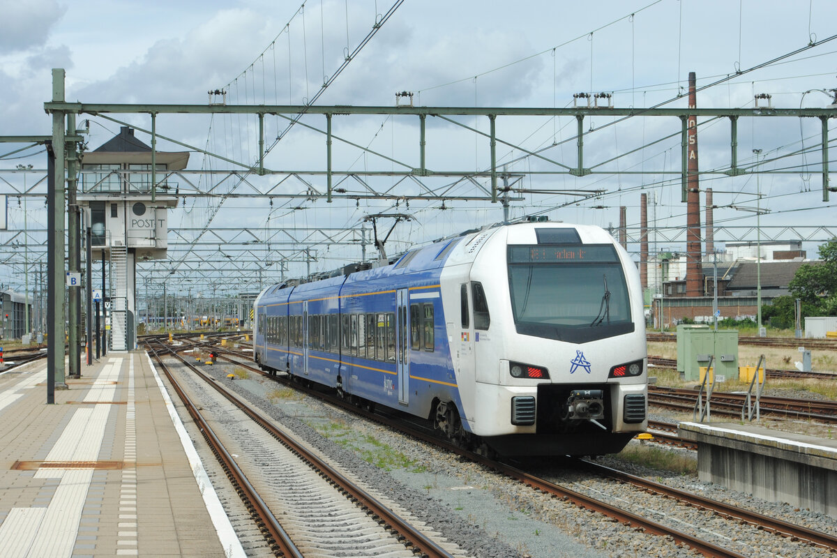 Arriva nr 555 als RE-18945 (Maastricht - Aachen Hbf) am Stellwerk  T  in Maastricht, 07.07.2024. Digi23184.