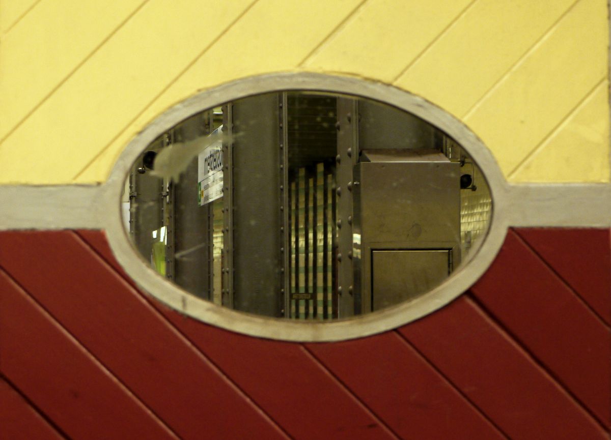 Art-Deco im Hamburger Untergrund: verspiegelte Scheibe im holzvertäfelten Betriebshäuschen der U-Bahnhaltestelle  Klosterstern . 9.3.2014