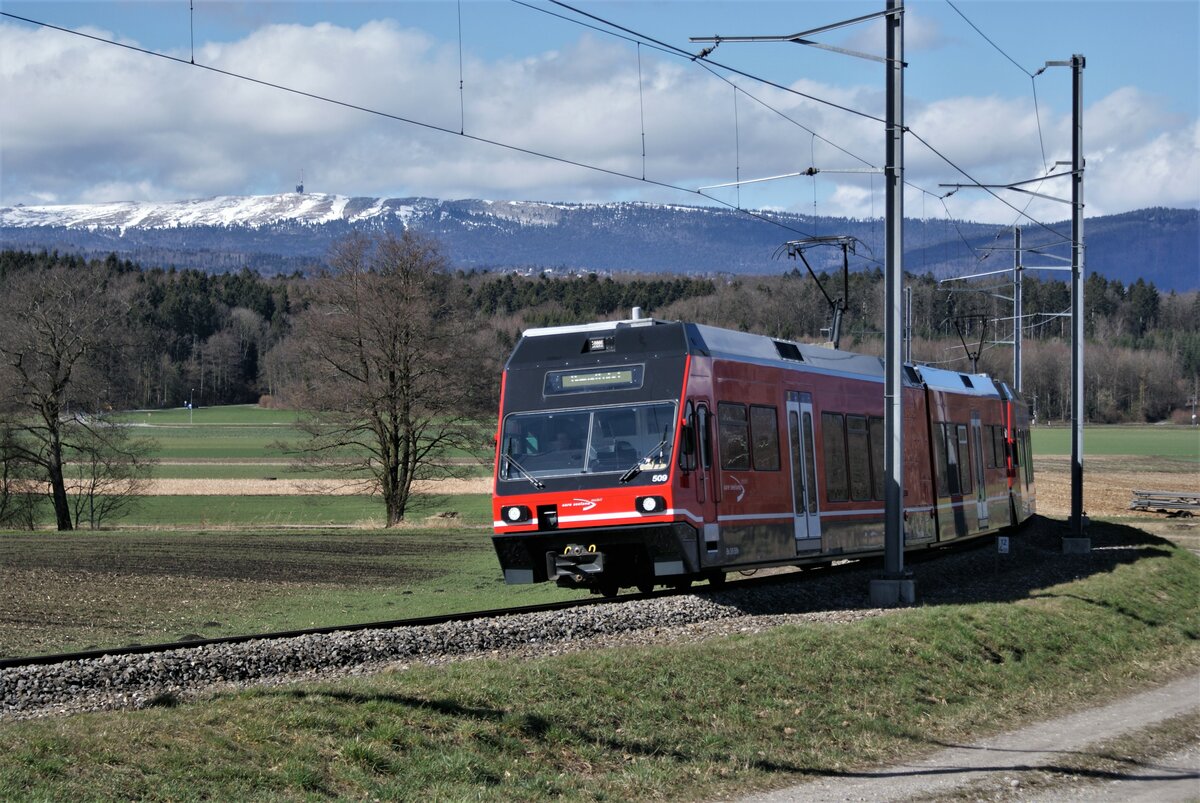 ASM BTI Aare Seeland mobil AG Biel-Täuffelen-Ins-Bahn: GTW 509 + 513, Dienstzug 7476 Täuffelen-Siselen, mit Chasseral im Hintergrund, Lüscherzmoos, 12. März 2021.