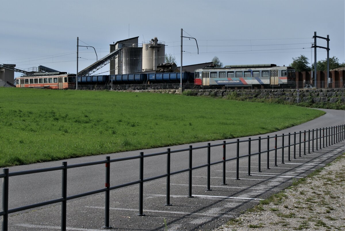 ASM BTI Aare Seeland mobil AG Biel-Täuffelen-Ins-Bahn: Be 4/4 302 + Fa 572 + Fa 571 + Fa 576 + Be 4/4 304, Beladen von Zug 8250 Sutz-Finsterhennen, Sutz, 9. August 2021. Seit September 2003 transportiert ASM für Hurni Kies- und Betonwerk AG in Sutz Kies von der Grube Finsterhennen nach dem Werk Sutz und seit 2005 Deponiematerial auf dem Rückweg. Der Auftrag endete am 10. Dezember 2021 mit zwei letzten Zugpaaren. Nach veröffentlichten Daten fuhren in Spitzenjahren 1000 bis 1200 Züge. Nach Bedarf des Bestellers konnten je Werktag, Montag bis Freitag, 6 Züge mit je 120 t Zuladung verkehren. Der rückläufige und schwankende Bedarf führte öfters zu Zugausfällen. Rollmaterial für diesen Verkehr: Be 4/4 302, 304, 523 und 525 und Fa 571-576.