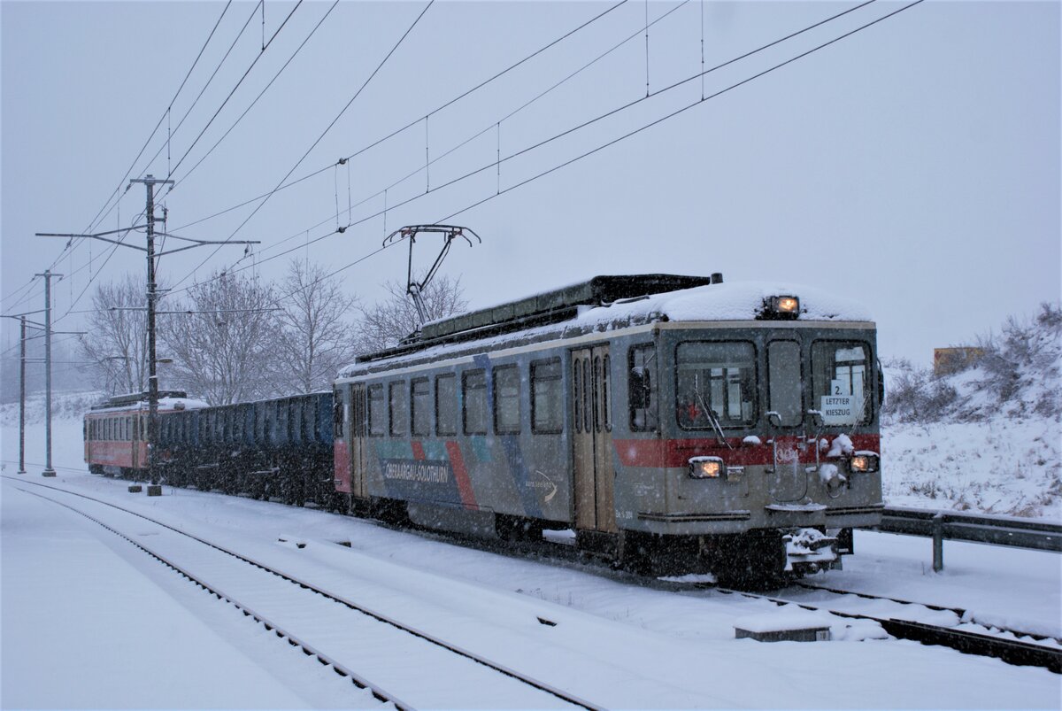 ASM BTI Aare Seeland mobil AG Biel-Täuffelen-Ins-Bahn: Be 474 304 + Fa 576 + Fa 571 + Fa 572 + Be 4/4 302, Zug 8245 Finsterhennen-Sutz, Anschlussgleis Grube Finsterhennen, 10. Dezember 2021. Die letzte Bahnladung Kies für das Werk in Sutz! 