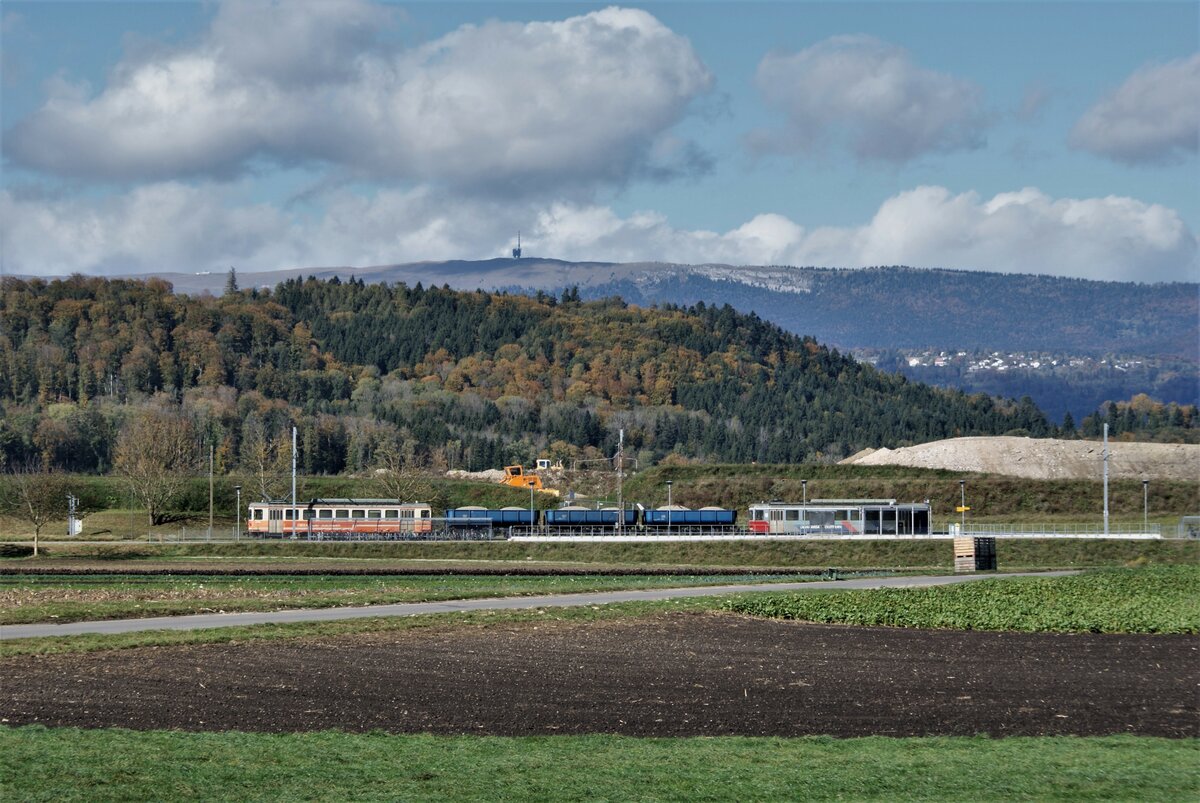 ASM BTI Aare Seeland mobil AG Biel-Täuffelen-Ins-Bahn: Be 4/4 304 + Fa 576 + Fa 571 + Fa 572 + Be 4/4 302, Zug 8281 Finsterhennen-Sutz, Anschlussgleis Grube Finsterhennen, 21. Oktober 2021. Zug 8281 wurde jeweilen vor der Mittagspause, gleich nach Abkippen der Ladung von Zug 8250, beladen und blieb bei Gleisbelegung in der Anlage Siselen ausnahmsweise auf dem Anschlussgleis stehen (der Haltestelle Siselen-Finsterhennen gegenüber). Hinter dem Feiberg zeigt sich der Chasseral mit seiner Fernmeldeanlage und dem Hotel. Beim in der Ferne erkennbaren Dorf handelt es sich um Prêles/Prägelz.