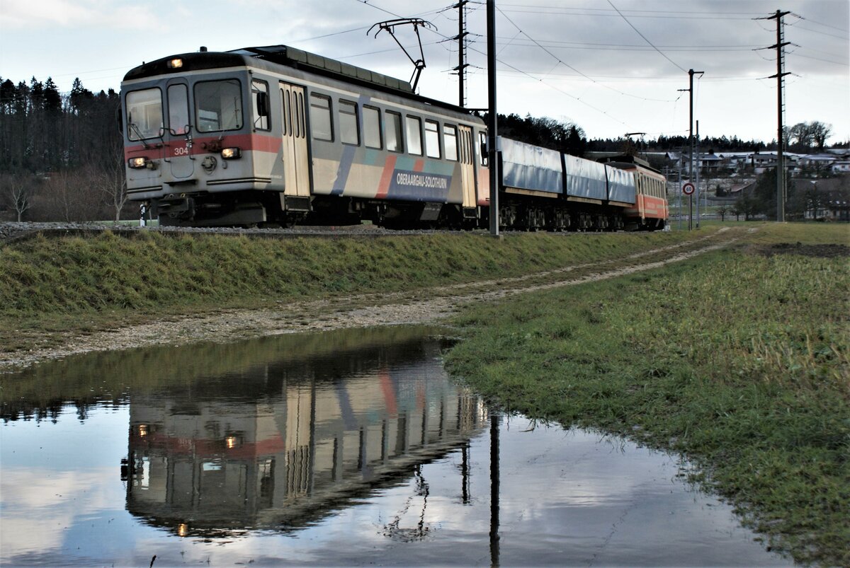 ASM BTI Aare Seeland mobil AG Biel-Täuffelen-Ins-Bahn: Be 4/4 304 + Fa 576 + Fa 571 + Fa 572 + Be 4/4 302, Zug 8281 Finsterhennen-Sutz, Lattrigen, 9. Dezember 2021. An diesem Tag verkehrte das Nachmittagszugpaar 8281/8286 zum letzten Mal.  