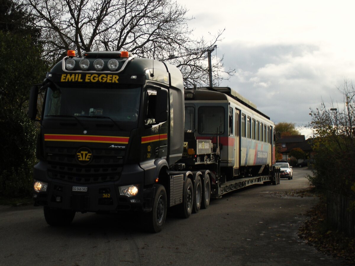 ASM BTI Aare Seeland mobil AG Biel-Täuffelen-Ins-Bahn: Be 4/4 304, Abtransport zur Verschrottung, in Rückwärtsfahrt auf der Bahnhofstrasse, Siselen, 22. November 2022.