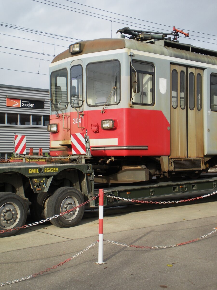 ASM BTI Aare Seeland mobil AG Biel-Täuffelen-Ins-Bahn: Be 4/4 304, Siselen, 22. November 2022. Die Be 4/4 525, 523, 304 und 302 wurden (in dieser Reihenfolge) am 22. November 2022 zur Verschrottung abtransportiert. Den Transport auf der Strasse besorgte die Emil Egger AG, St. Gallen. Die kurzen (sieben Fenster im Passagierbereich) Triebwagen 302 und 304 beförderten zuletzt - bis zu deren Ende vor einem Jahr - die Kieszüge Finsterhennen-Sutz, die beiden langen (achtfenstrigen) 523 und 525 dienten als Reserve. Die Fa 571-576 des Kiesverkehrs (Einseitenkastenkipper mit pneumatischer Kippeinrichtung) sind derzeit noch vorhanden.  